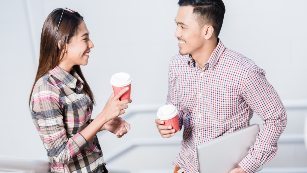 男性と女性が飲み物をもって向かい合っている