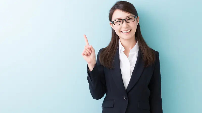 令和ロマンのおすすめネタを紹介するイメージとして使われた女性の指差し画像