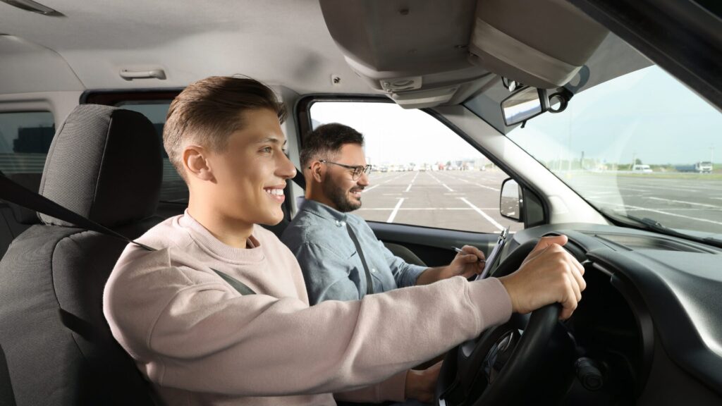 車の運転をしている