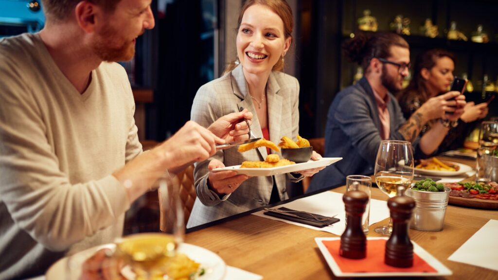 カウンターで男性と女性が食事している