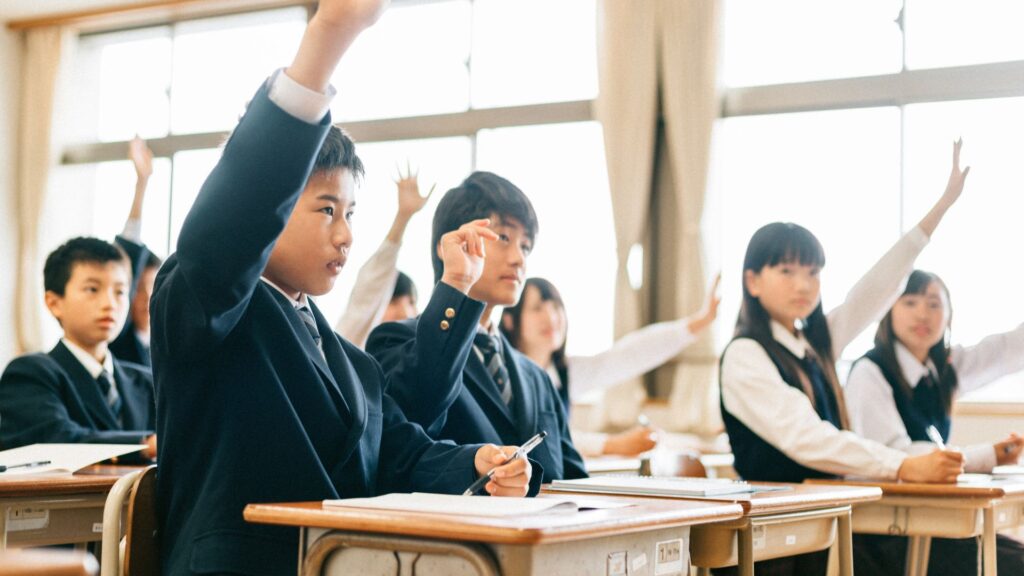 中学生が教室で授業を受けている