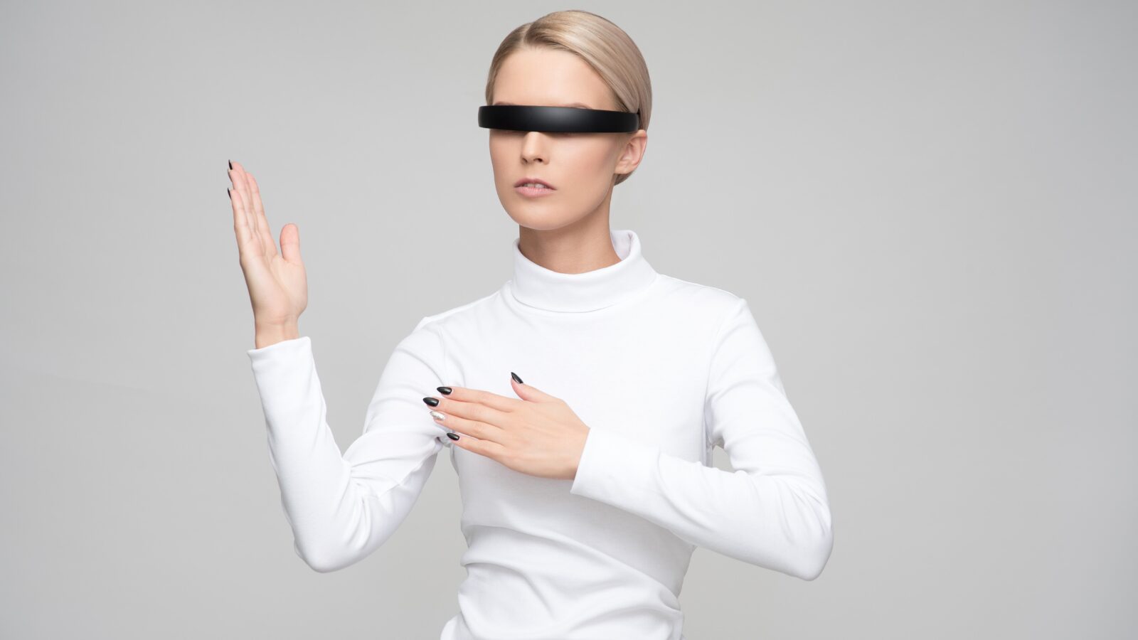 女性がロボットダンスをしている