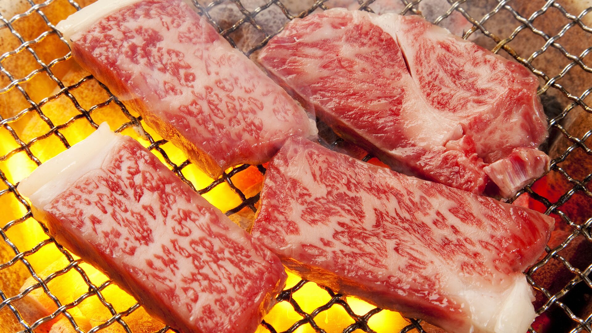 七輪の上でお肉を焼いている