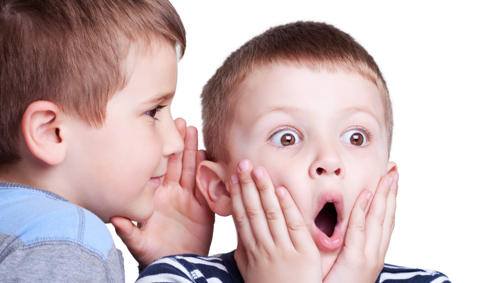 男のが男の子に耳元で秘密を打ち明けている