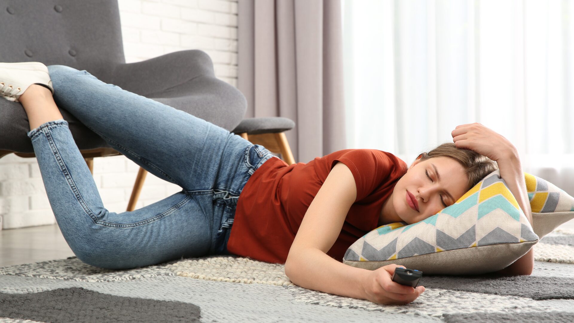 女性が家でダラダラ過ごしている