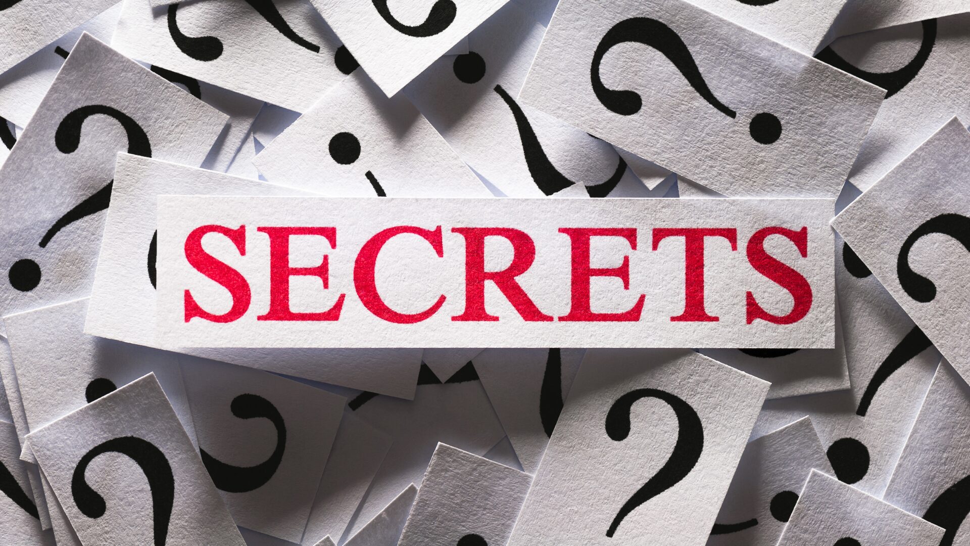 SECRETSの文字が中央に書いてある