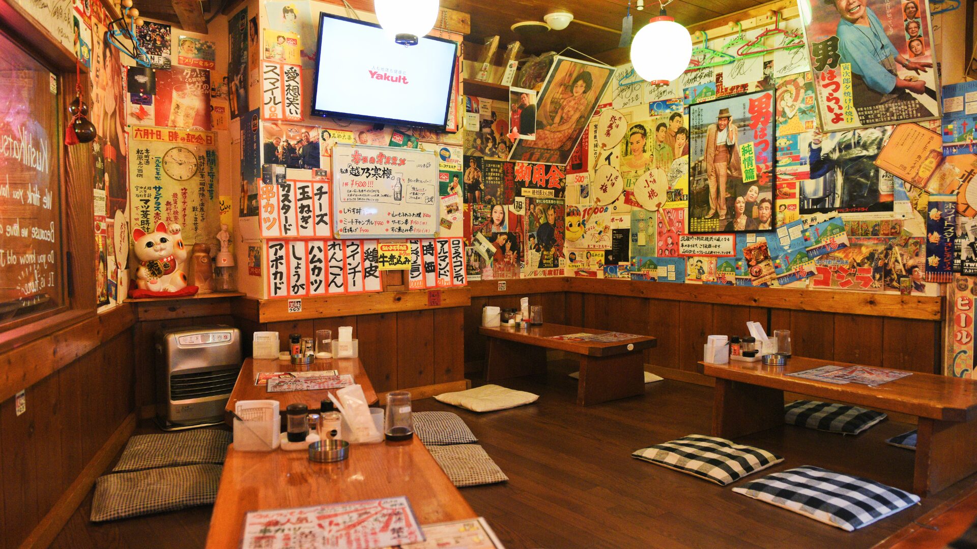 居酒屋の店内が映っている