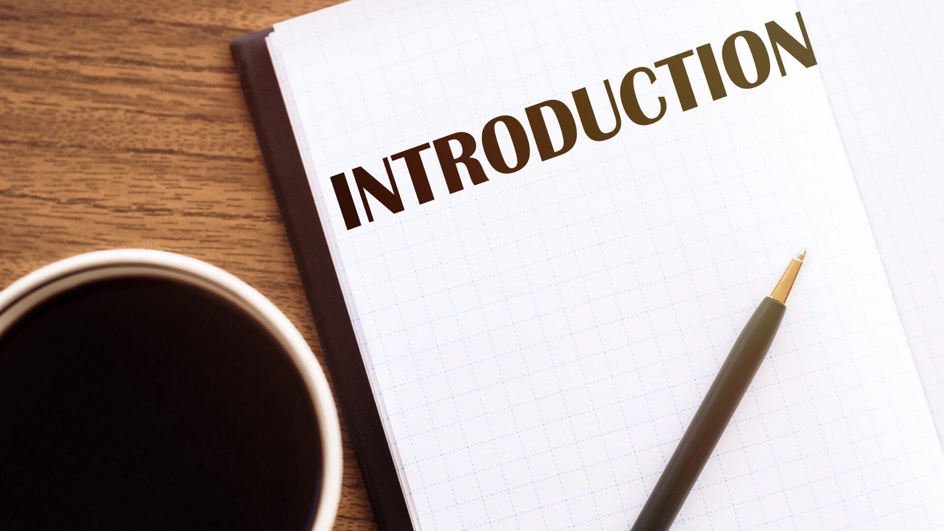 コーヒーの横にあるノートにINTRODUCTIONとかいてある
