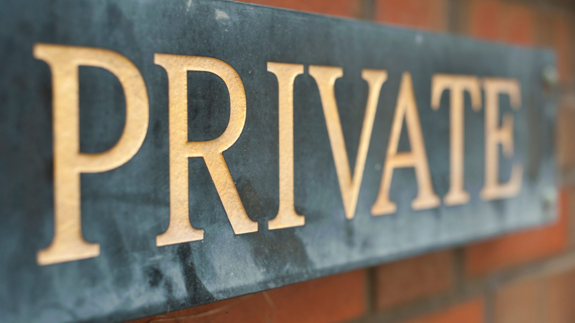 中央に『PRIVATE』の文字がある