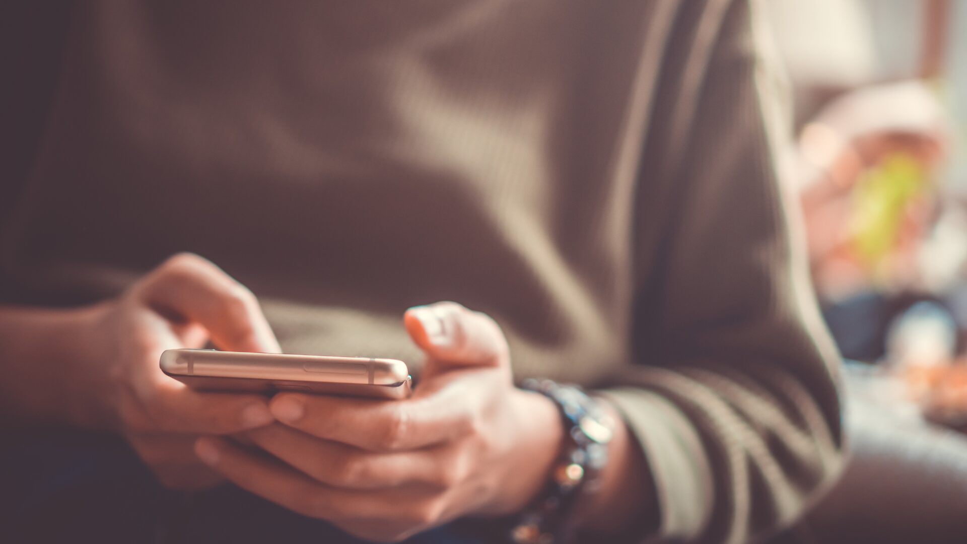 男性がスマホを捜査している