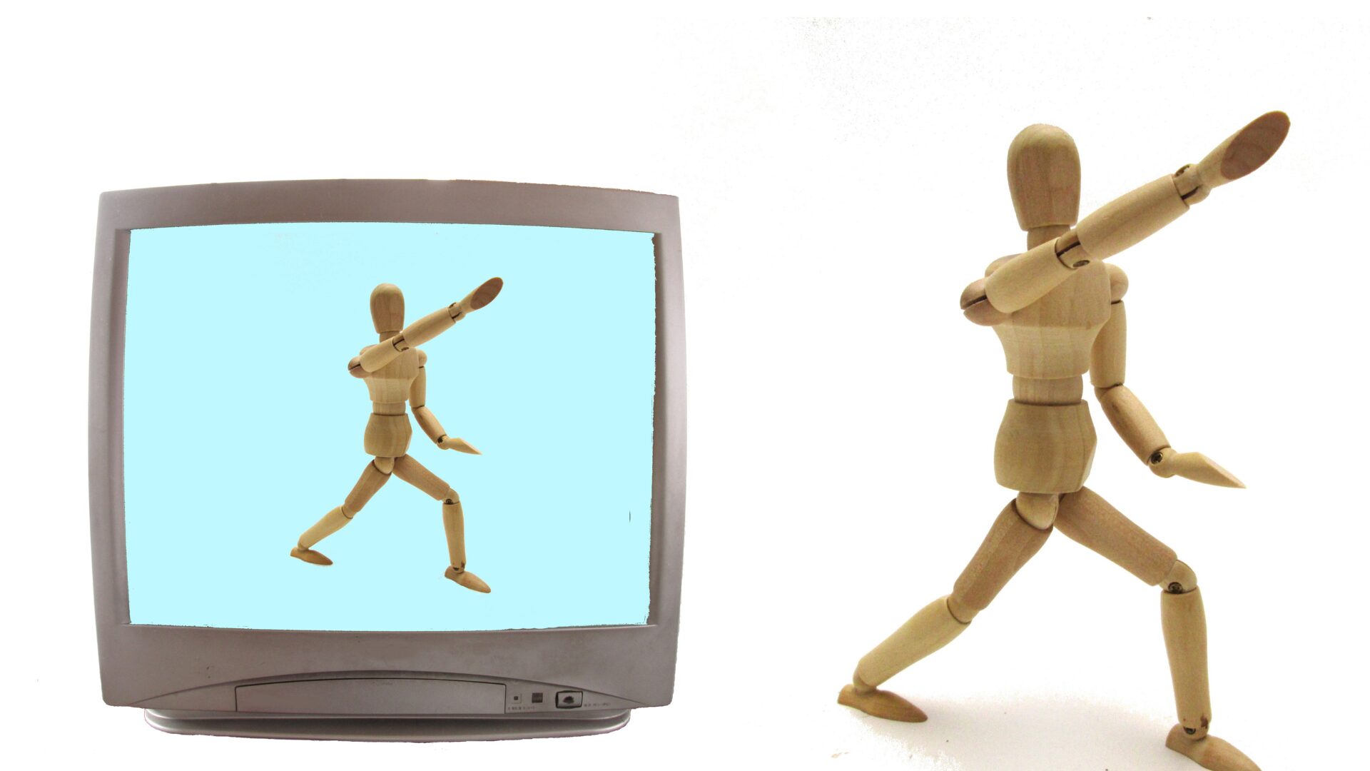 テレビの中に映し出された人形をまねる人形