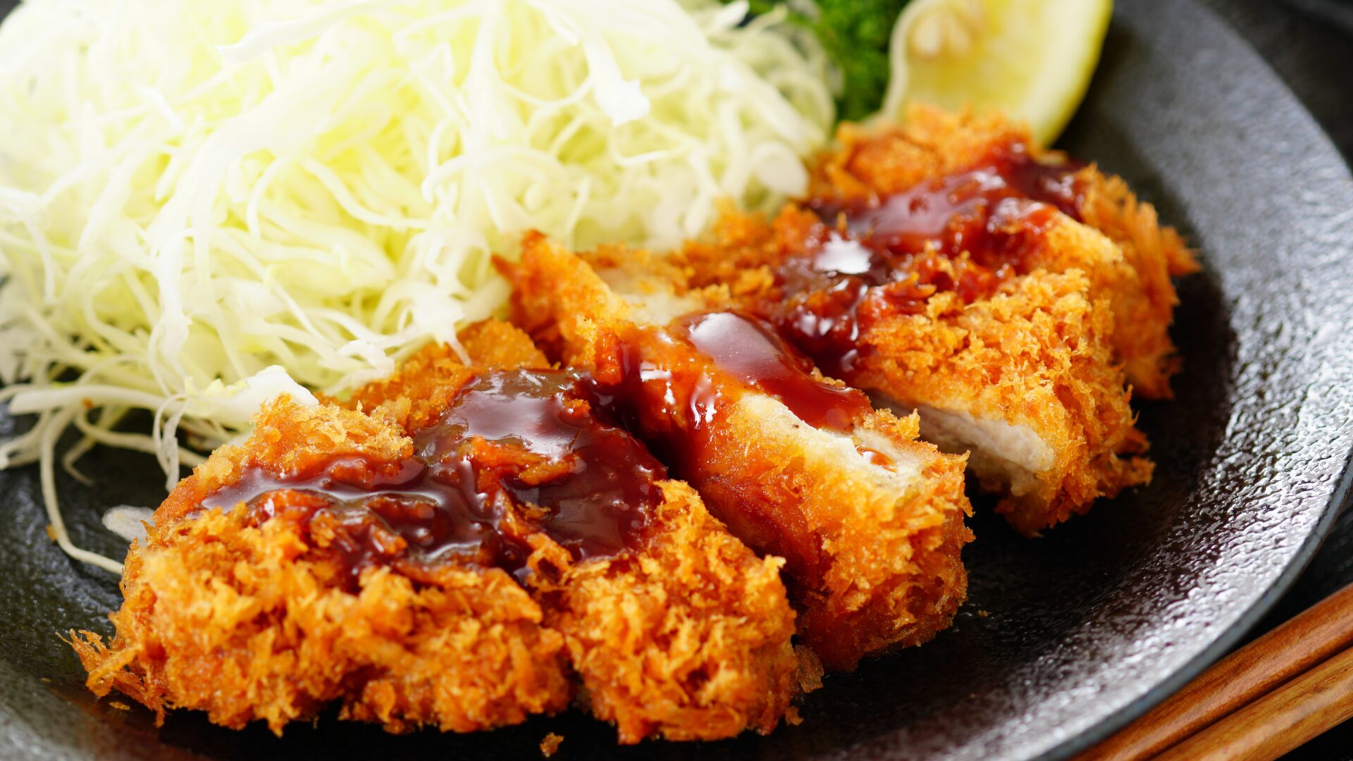 とんかつろキャベツの千切りが皿に盛ってある