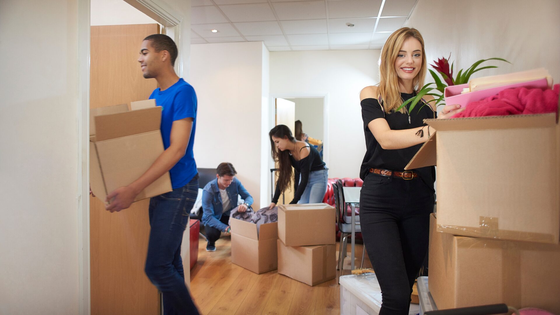 ルームシェアのメンバーが個室へ荷物を運んでいる