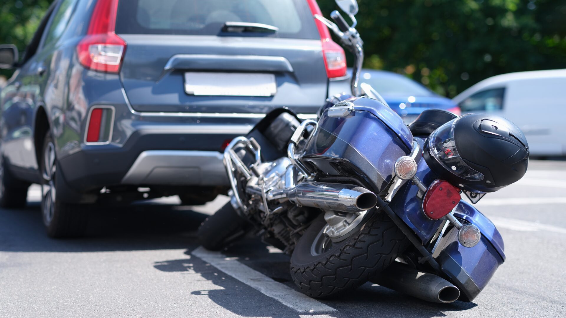 車とバイクが衝突事故を起こしている