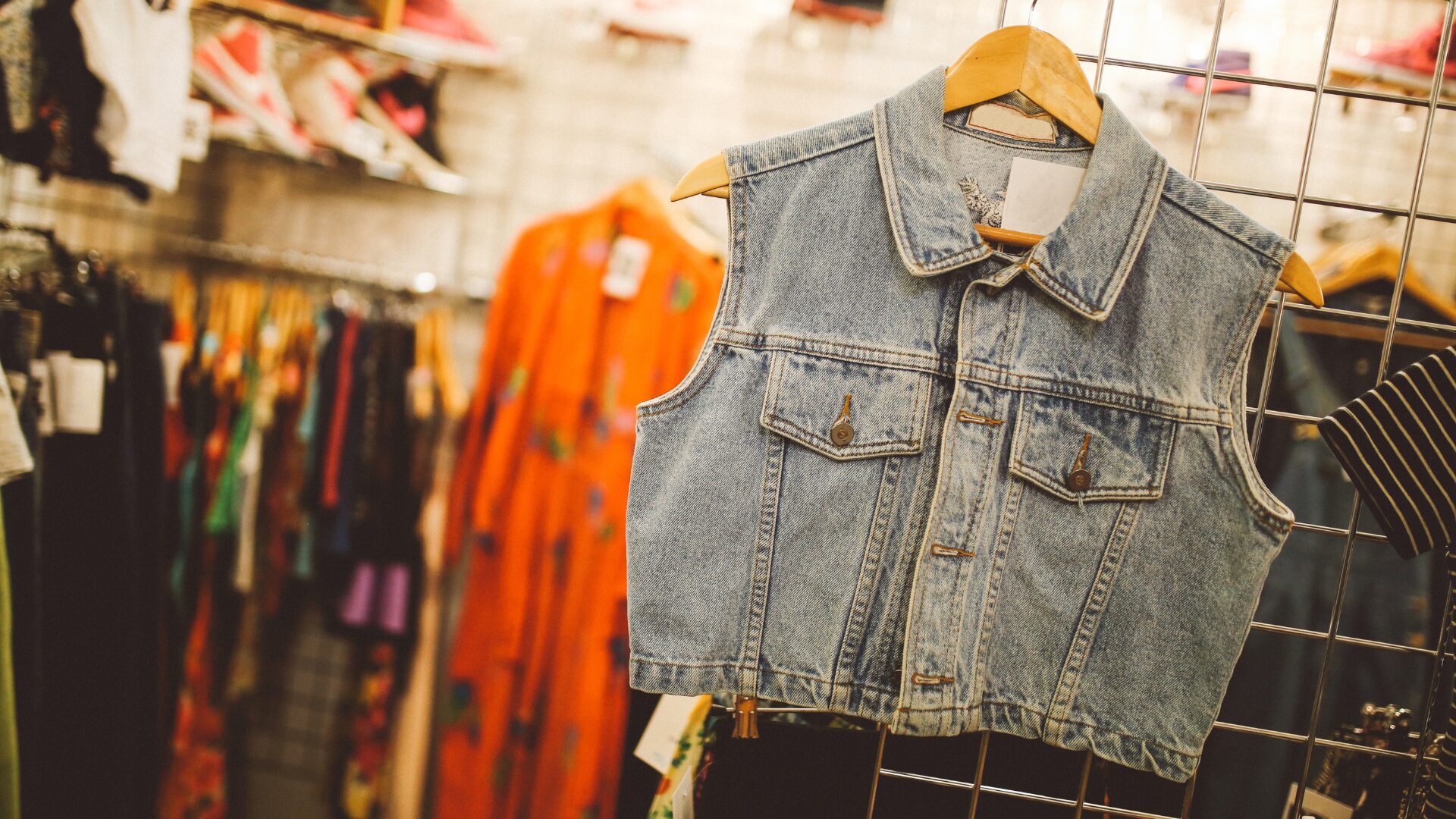 古着屋の店内にたくさんの洋服が並んでいる