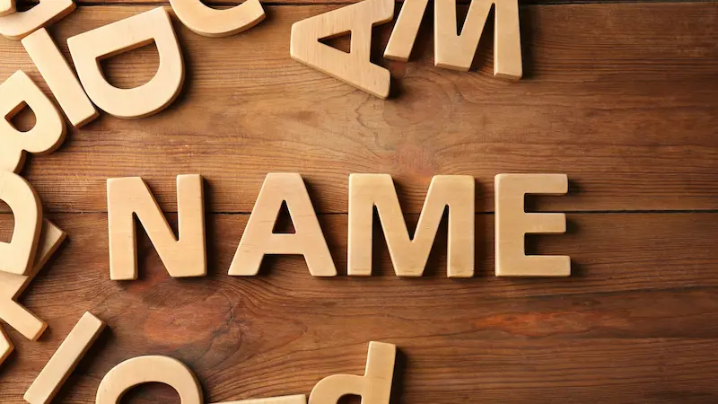 木製ブロックで“NAME”の文字を並べた、本名をイメージさせる画像