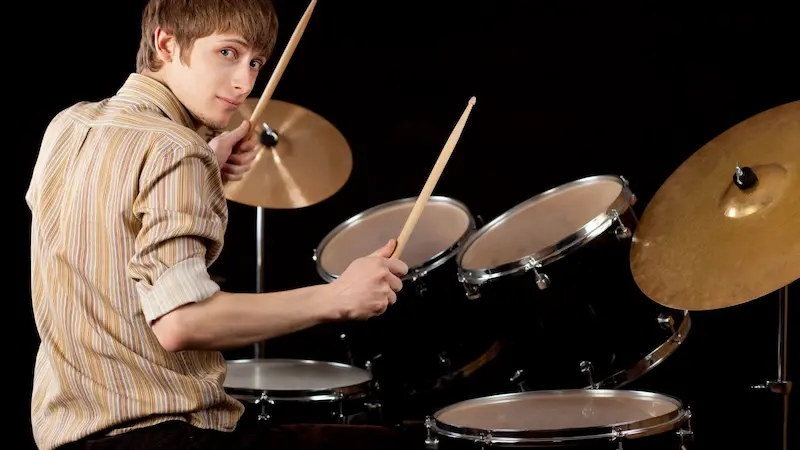 ドラムを演奏する人物の写真。青木マッチョさんの特技であるドラム演奏をイメージした画像