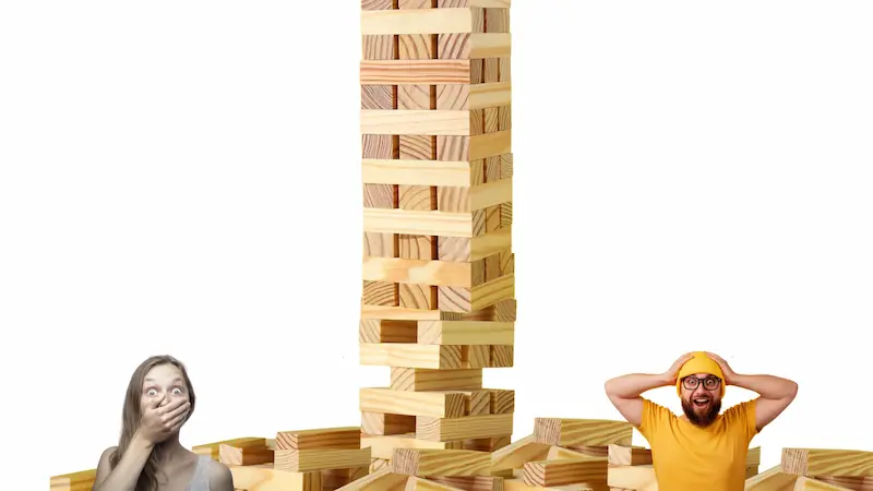 巨大ジェンガが崩れかけ、出演者が驚いて反応する様子を写した写真