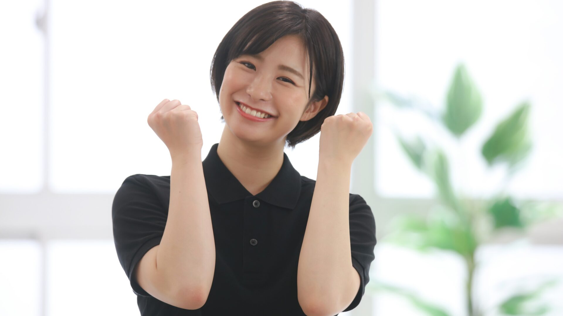 THE W 2024がイメージできるように女性が両手でガッツポーズしている