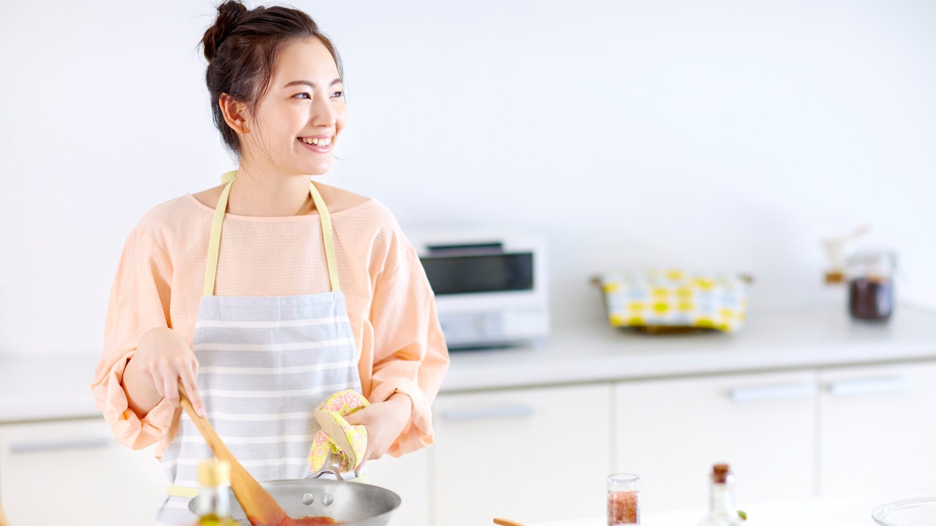 女性が料理をしている