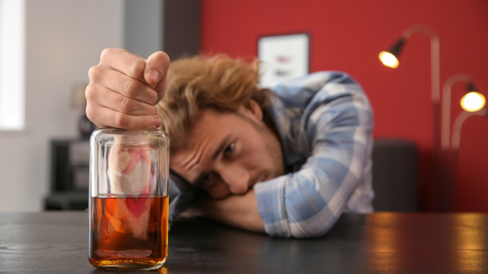 お酒に酔っている人物のイメージ画像